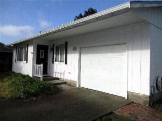 690 8th Ct, Bandon, OR 97411-9004