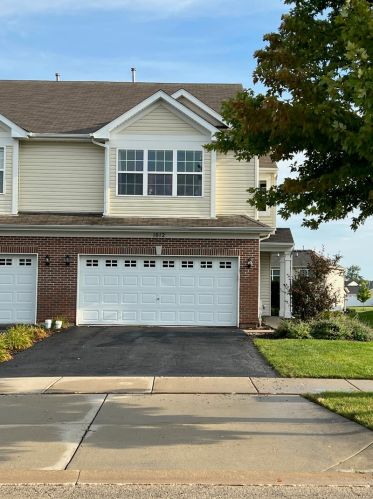 1012 Como Cir, Pingree Grove, IL 60140-5605