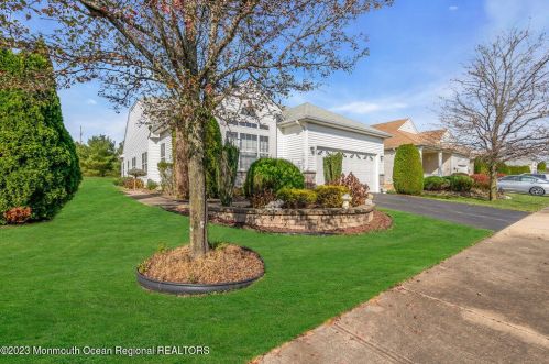 29 Kensington Rd, Lakehurst, NJ 08759-6256