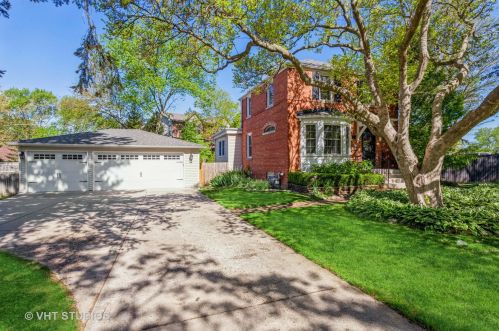 2 Hiawatha Dr, Willowbrook, IL 60514-1114