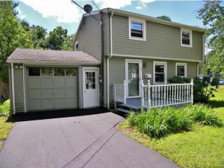 46 Fairmount St, Nashua, NH 03064-2571
