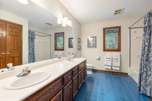 115 Eastern Ave, Willowbrook IL  60514-1414 exterior