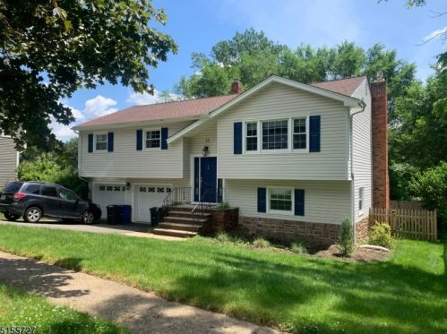 13 Adams Dr, Parsippany, NJ 07834-2401
