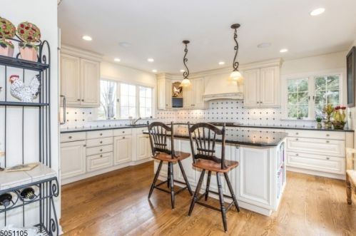 471 Bayberry Ln, Mountainside, NJ 07092-1402
