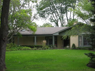 2111 Mickey Ln, Glenview, IL 60025-1838