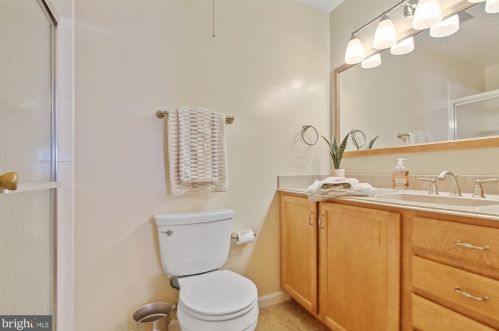 38 Valleybrook Dr, Lancaster PA  17601-4617 exterior