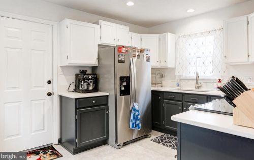 1546 Dunmore Dr, Lancaster PA  17602-1247 exterior