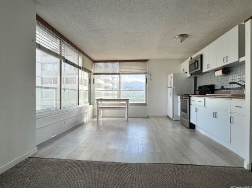 2421 Tusitala St, Honolulu HI  96815-3151 exterior