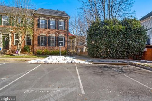 1219 Heritage Commons Ct, Herndon, VA 20194-1030