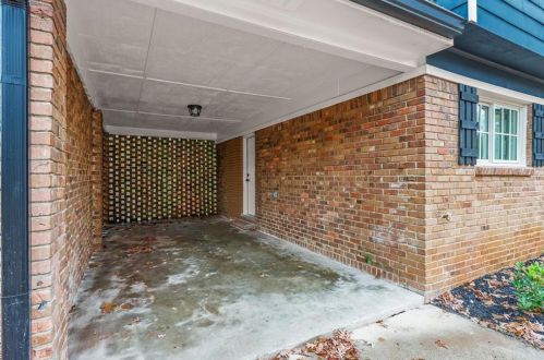 782 Magna Carta Dr, Atlanta, GA 30318-6058