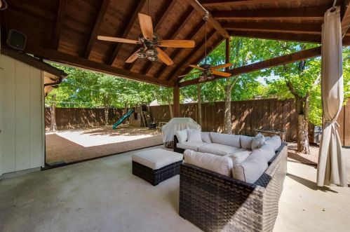 10914 Giddings Cir, Dallas TX  75238-2950 exterior