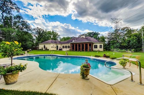 8901 Maple Ave, Willowbrook IL 60527-6469 exterior