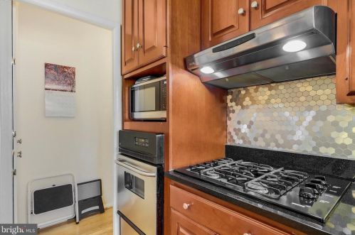 7122 Dalhouse St, Springfield VA  22151-3430 exterior
