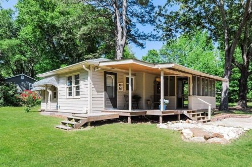 6782 Florence Dr, Lithia Springs, GA 30122-1929