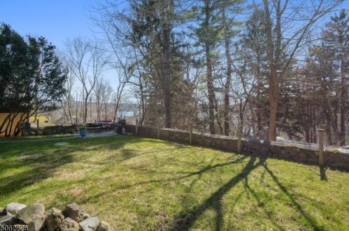 33 Indian Trl, Sparta, NJ 07871-1705