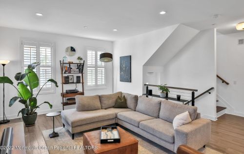 2 River St, Tinton Falls NJ 07701-1324 exterior