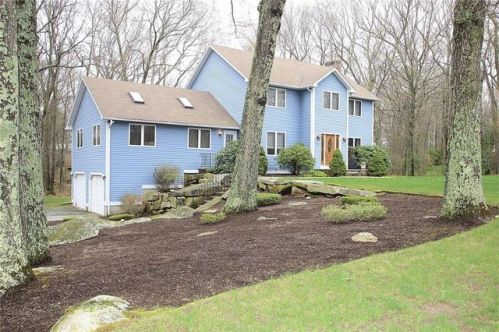 19 Janet Dr, Providence, RI 02919-1818