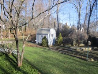 25 Turner Dr, Greenwich CT  06831-4415 exterior