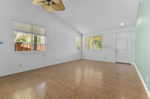 1004 Glendora Dr, Oceanside, CA 92057-2641