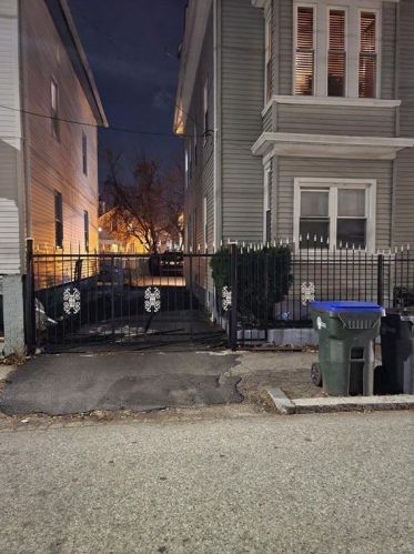 52 Alton St, Providence, RI 02908-4605