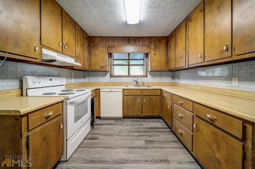 2622 Leeshire Rd, Tucker, GA 30084-3010