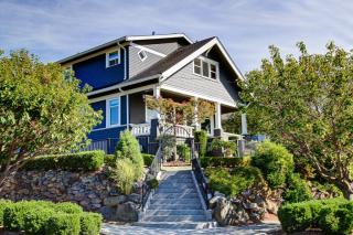 2222 Nob Hill Ave, Seattle, WA 98109-2341