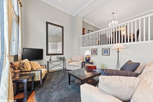 2030 Lincoln Ave, Chicago, IL 60614-6262