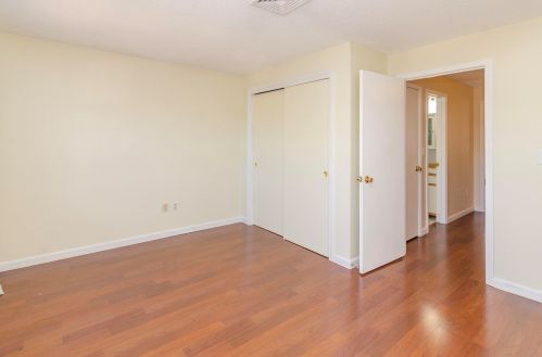 225 Fox Holw Dr, Hudson NH  03051-4885 exterior