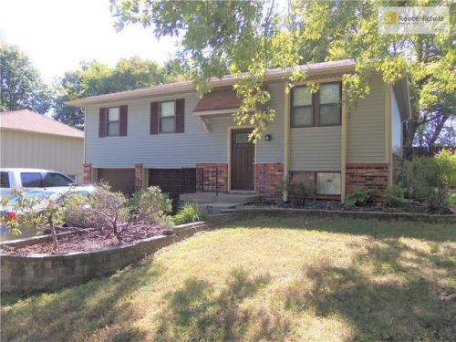 301 Village Ln, Buckner, MO 64016-9550