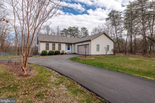 661 Honeycrest Dr, Berkeley Springs, WV 25411-4741