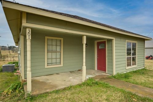 301 Allen St, Frost, TX 76641-3706