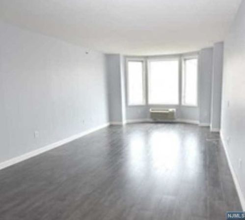 3411 City Pl, Edgewater NJ  07020-3152 exterior