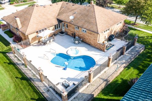 331 Ridgemoor Dr, Willowbrook IL  60527-5419 exterior