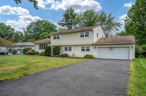31 Cromwell Ct, Clark, NJ 07066-2001
