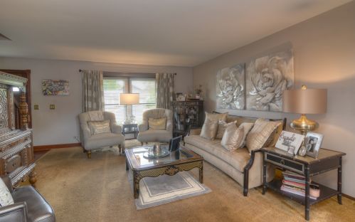 376 Canyon Trl, Carol Stream, IL 60188-1331