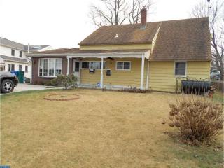 16 Honeysuckle Ln, Levittown, PA 19055-1322