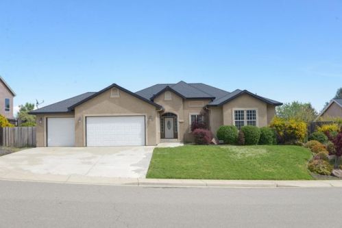 4661 Nantucket Dr, Redding, CA 96001-5844