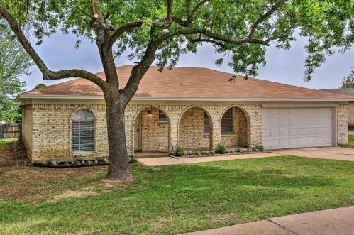 200 Lochness Ln, Fort Worth, TX 76126-3108