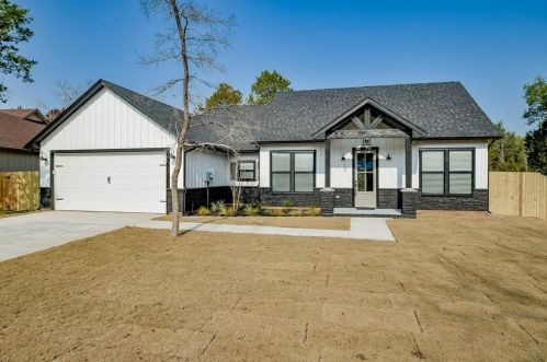 828 Corral Dr, Granbury TX  76048-5702 exterior