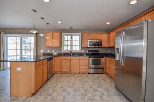 1 Squire Dr, Somersworth, NH 03878-2826