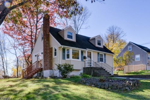 4 Westwood Dr, Town Center, NJ 07052-1821