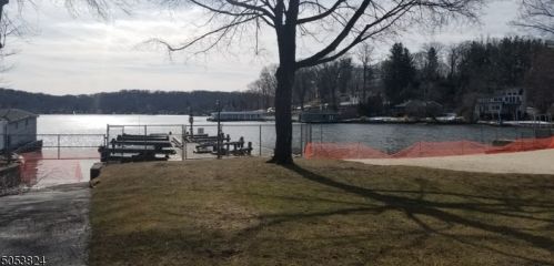 139 Lakeside Blvd, Hopatcong, NJ 07843-1423