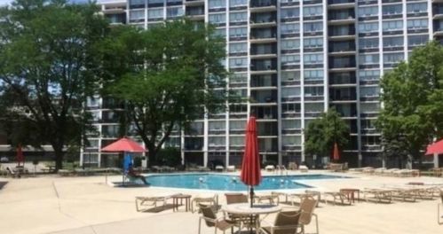 8801 Golf Rd, Niles IL  60714-5709 exterior