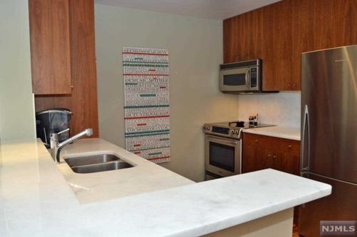 2110 City Pl, Edgewater NJ  07020-3136 exterior