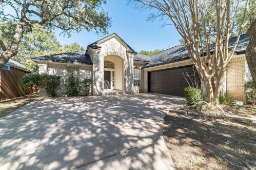 6868 Auckland Dr, Austin TX  78749-4137 exterior