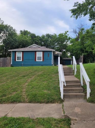 2451 Bomar Ave, Fort Worth TX  76103-2211 exterior