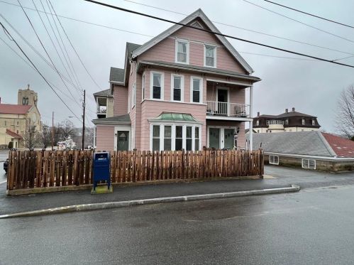 115 Central St, Lincoln, RI 02838-1000