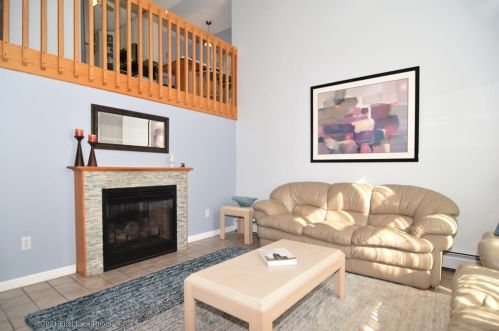 3 Almond Dr, Providence, RI 02919-3053