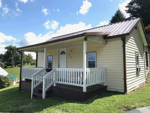 807 Clinton St, White Hall, WV 26554-3746