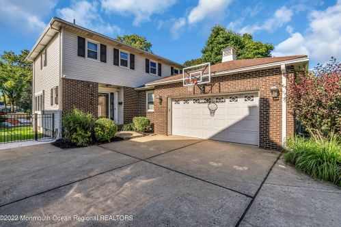 718 Grassmere Ave, Tinton Falls NJ  07712-4333 exterior